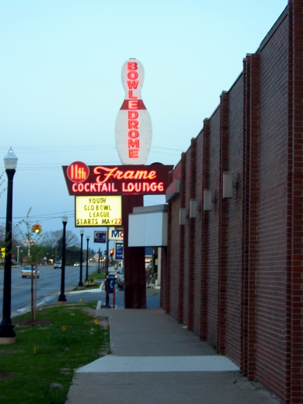 Howell Bowl-E-Drome (BowlerDrome) - May 2002 Photo